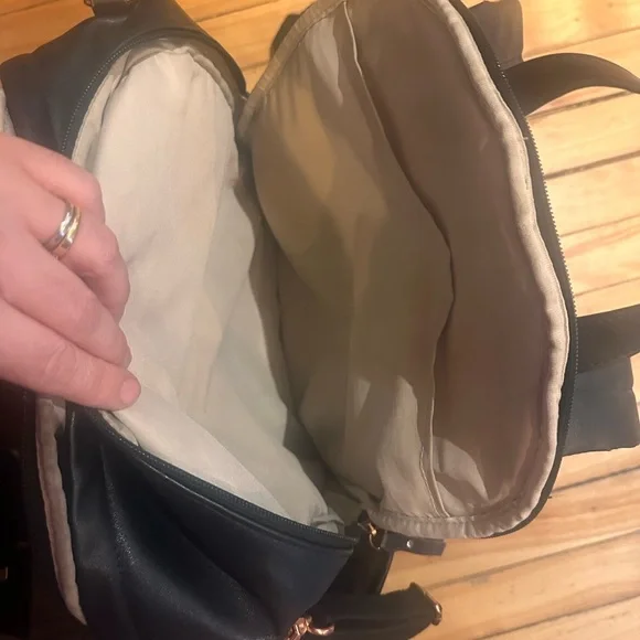 🖤 Skip Hop Greenwich Simply Chic Diaper Backpack – Black Vegan Leather - Picture 5 of 6